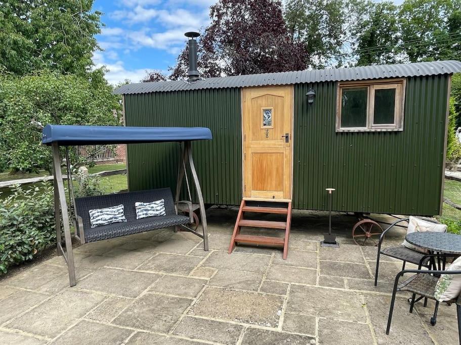Forest View Shepherd Hut Ewhurst Exterior photo