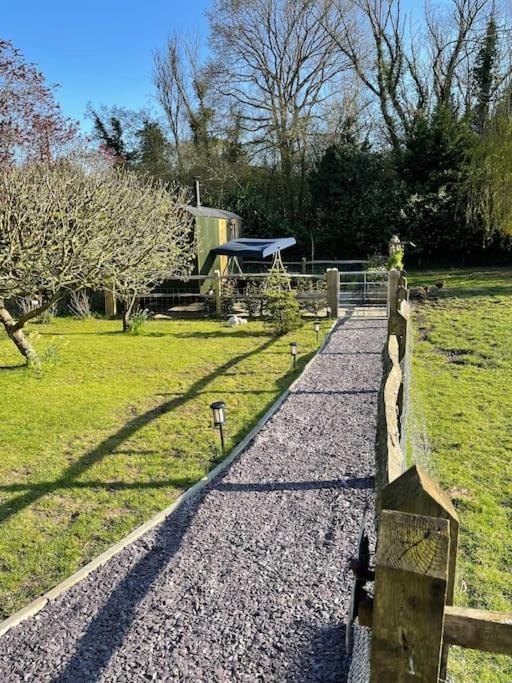 Forest View Shepherd Hut Ewhurst Exterior photo