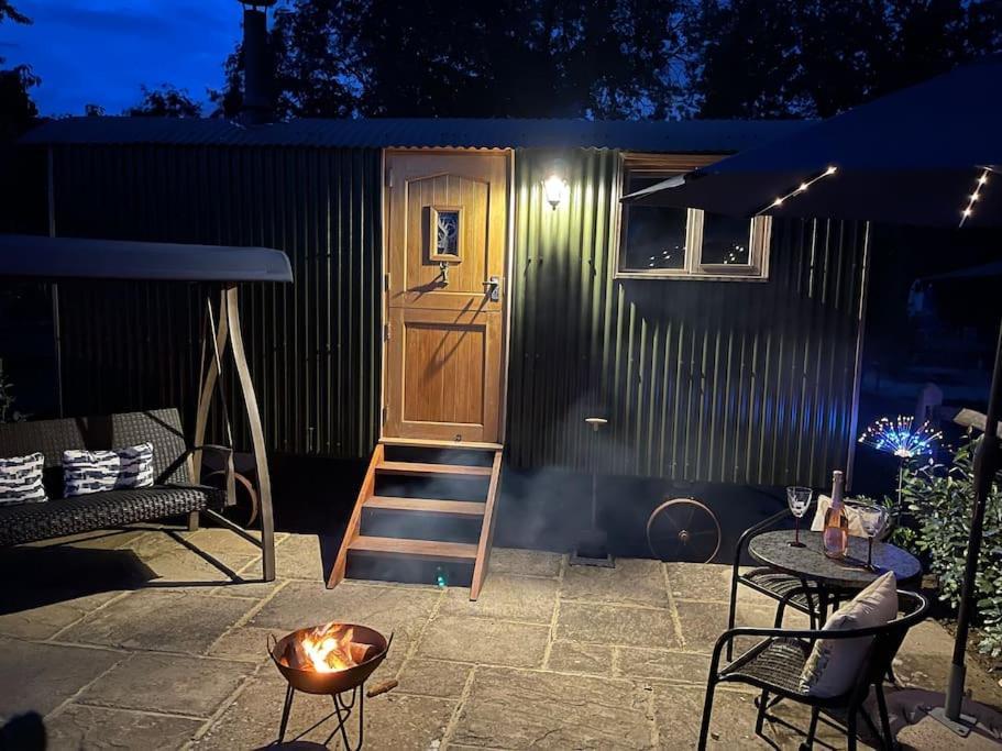 Forest View Shepherd Hut Ewhurst Exterior photo