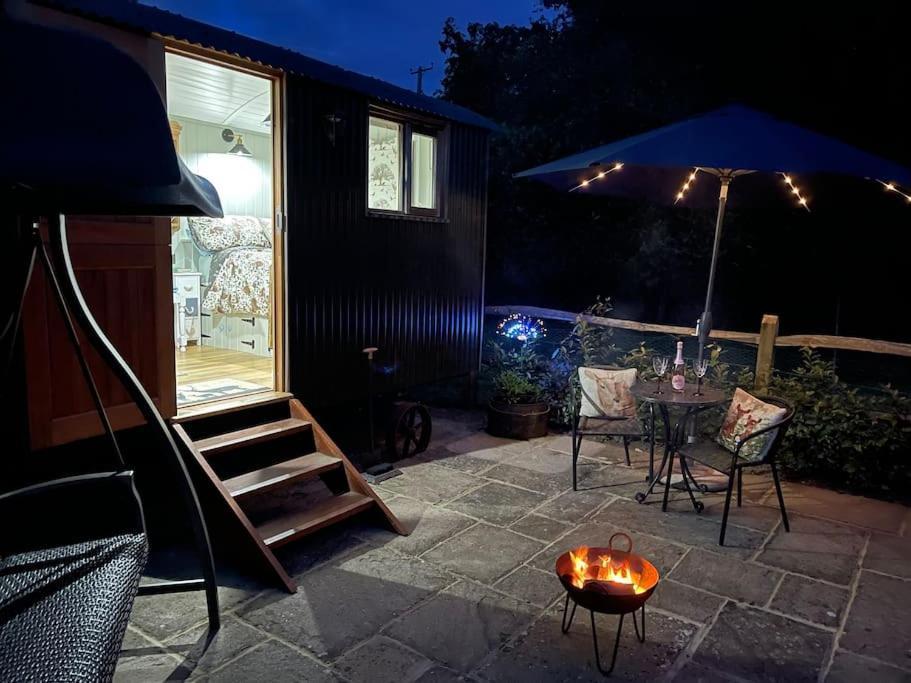 Forest View Shepherd Hut Ewhurst Exterior photo