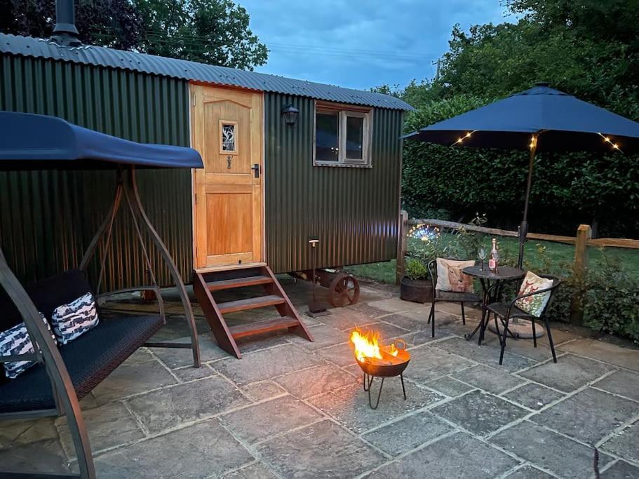 Forest View Shepherd Hut Ewhurst Exterior photo
