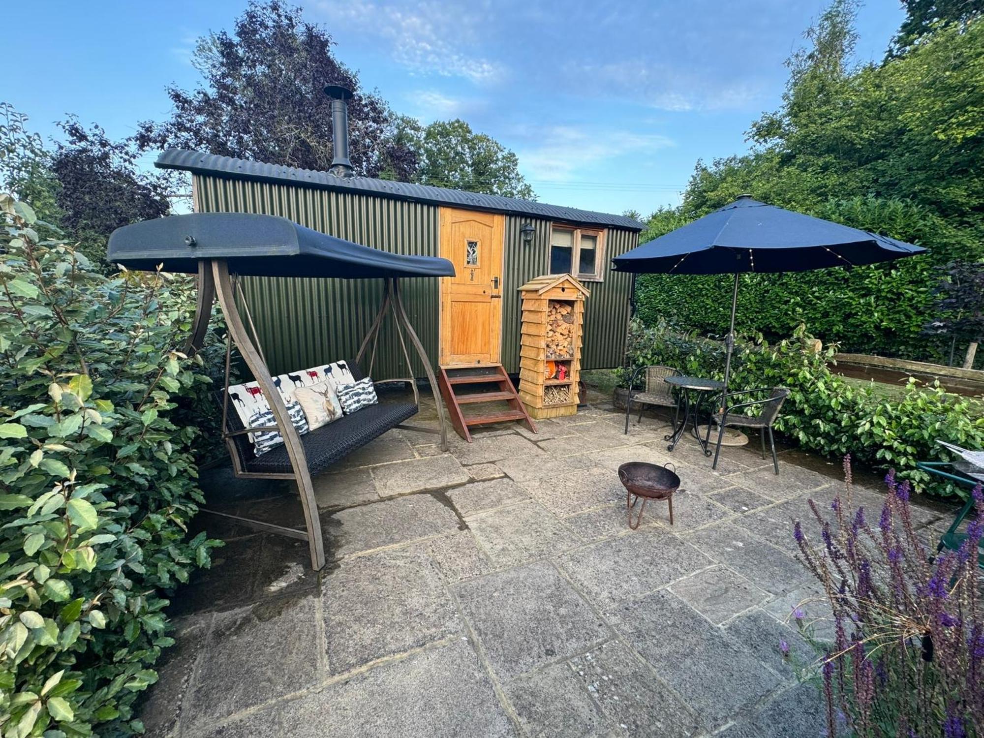 Forest View Shepherd Hut Ewhurst Exterior photo