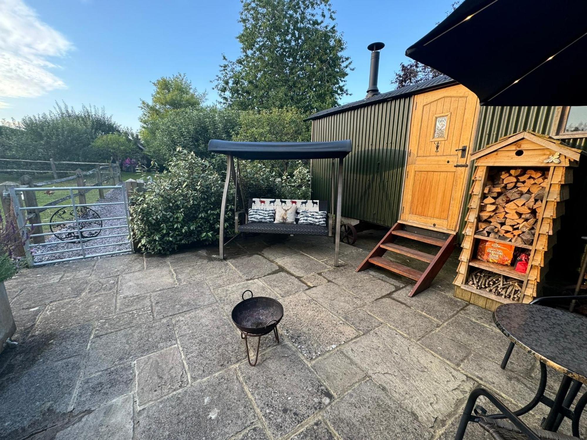 Forest View Shepherd Hut Ewhurst Exterior photo
